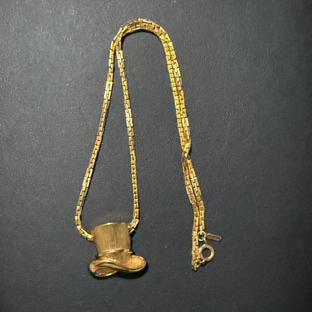MONET💥Rare~1970s💥Gold Plated Top Hat Pendant Necklace